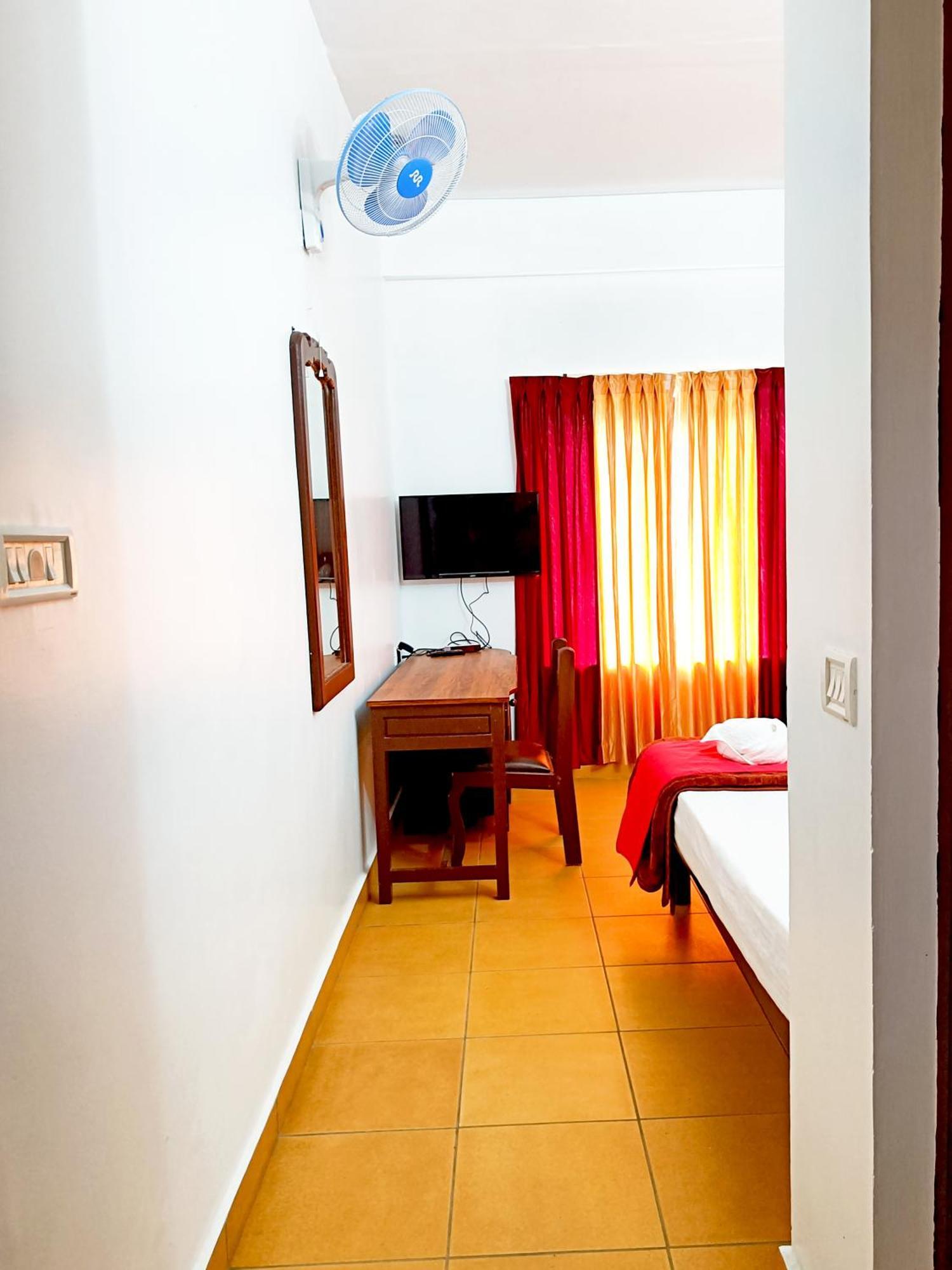 Hotel Exotica Holidays Viripara Exterior foto